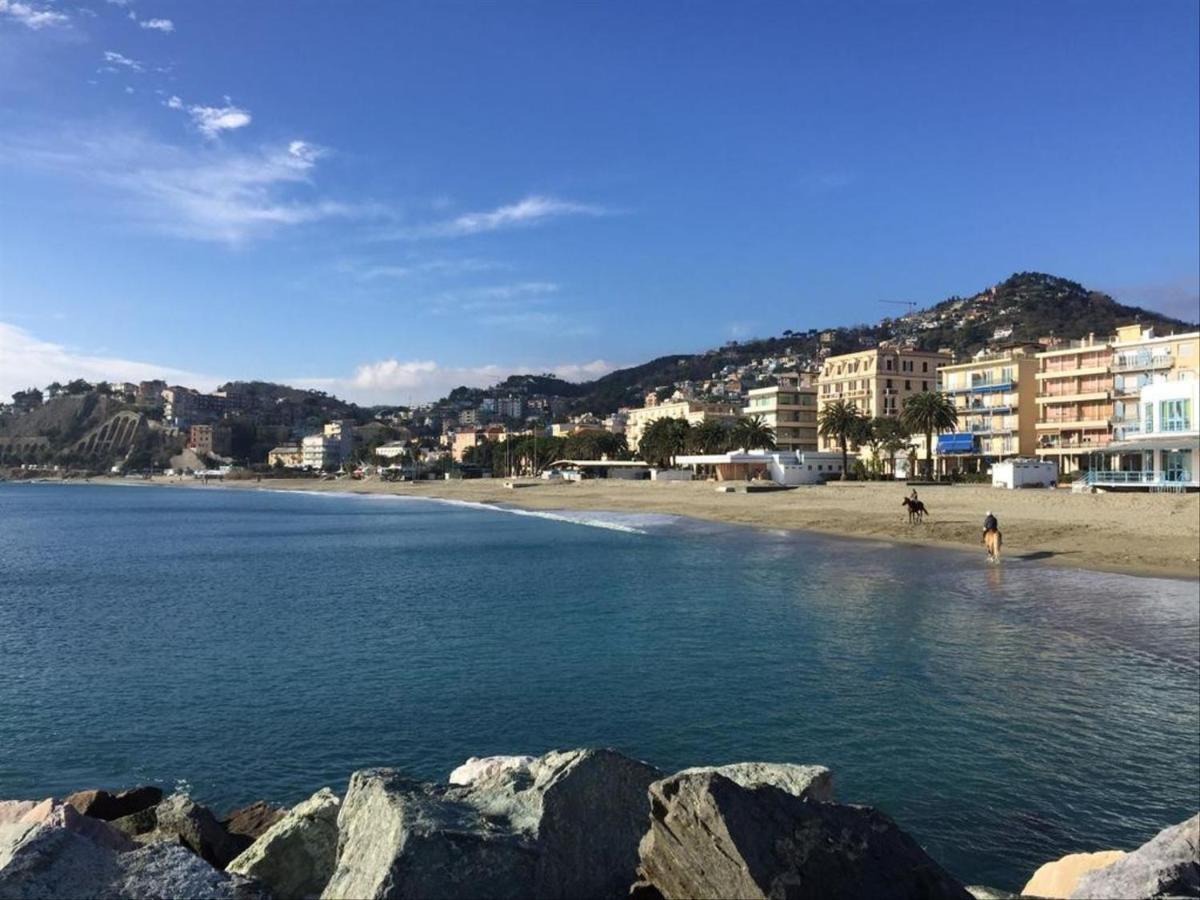 Le Finestre Sul Mare Appartement Albissola Marina Buitenkant foto